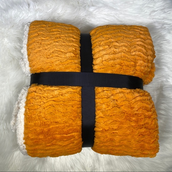 ✨SALE✨Windswept Tangerine Micromink Sherpa Throw - Picture 2 of 3